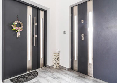 Lehel acél bejárati ajtók Szombathelyen, modern megjelenés, 2 ajtós bejárat