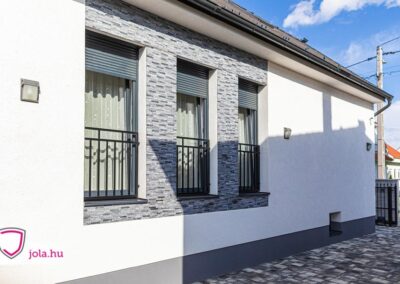 Lehel Acél Plus bejárati ajtó és redőnyök Szombathelyen, modern homlokzat