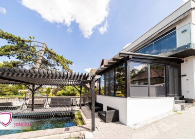 Antracit nyílászárók és pergola Soroksáron, modern házrész