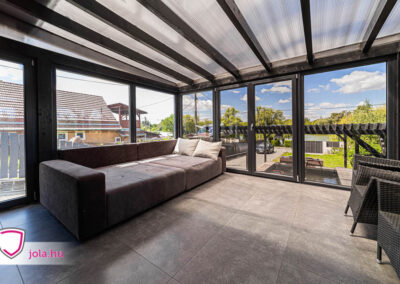 Soroksári modern télikert antracit ablakokkal és teraszajtóval