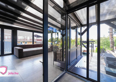 Antracit üvegfal és ablakok modern télikertben Soroksáron