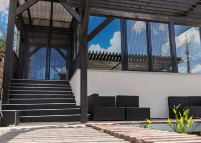 Antracit bejárati ajtó és ablaksor Soroksáron, modern terasz