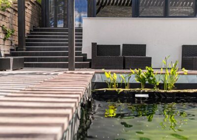 Antracit ablakok és teraszajtó Soroksáron modern kerti kiépítéssel