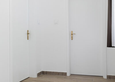 Eger, borovi fenyő bejárati ajtó, természetes fa nyílászáró Tatai kivitelezés