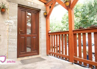 Borovi fenyő bejárati ajtó Tatán, természetes anyagú, kültéri nyílászáró