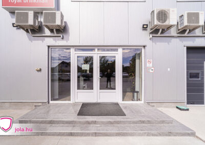 Fehér bejárati ajtó és ablakok Hódmezővásárhelyen
