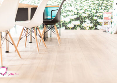 Világos laminált padló és modern székek irodában Hódmezővásárhelyen