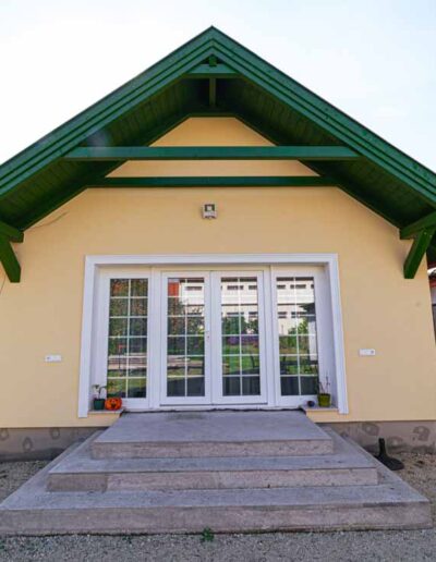 Gealan S8000 üvegfal és teraszajtó Pápán, klasszikus kivitelben