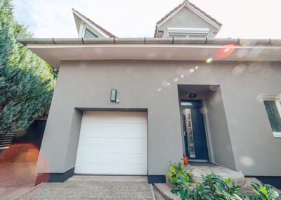 Gealan M9000 bejárati ajtó és fehér garázskapu Gödön