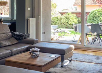 Gealan M9000 bejárati ajtó a gödi otthonban, modern nappali enteriőr