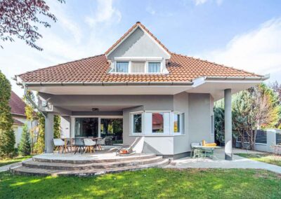 Gealan M9000 bejárati ajtó és nagy üvegfelületek Gödön, igényes otthon felújítása