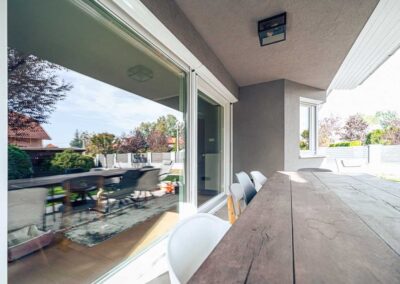 Gealan M9000 tolóajtó Gödön, tükröződő terasszal, igényes felújítás.