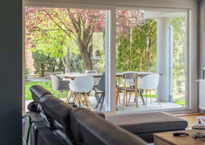 Gealan M9000 bejárati ajtó Gödön, kilátással a teraszra és kertre