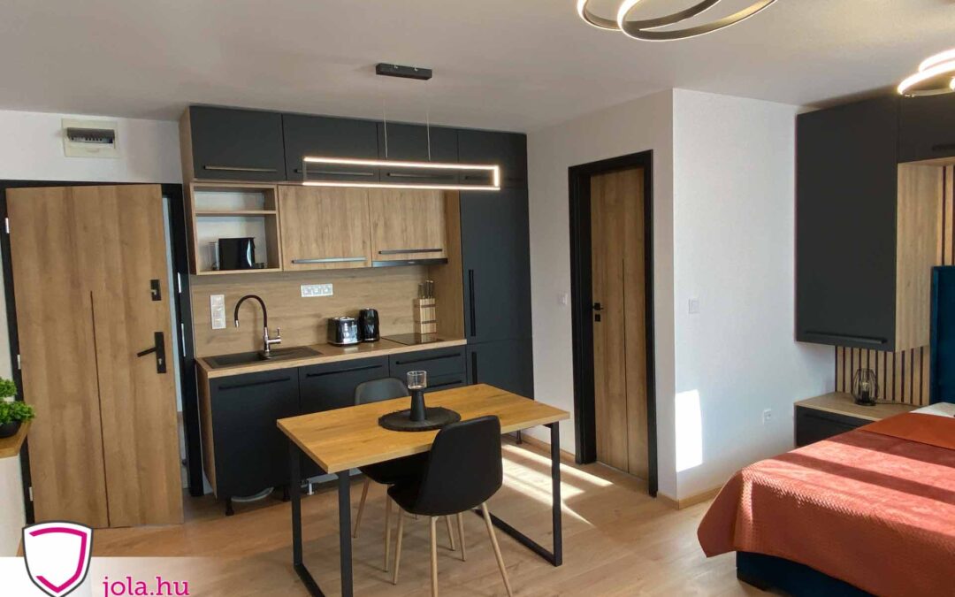 Taródi Ludas 313 tölgy intarziás lépcsőházi bejárati ajtó – horvátországi munkánk