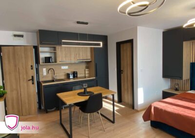 Taródi tölgy intarziás lépcsőházi bejárati ajtó, horvátországi munka