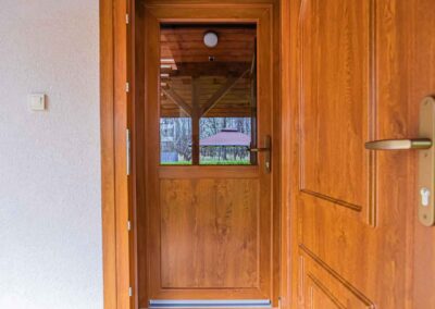 Ceglédi bejárati ajtó fa mintás műanyagból, 3 rétegű üvegezéssel