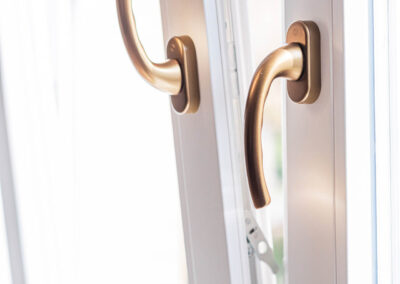 Fehér fa nyílászáró arany kilincsekkel, budapesti Cogito Alapítvány