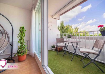 Smoovio toló erkélyajtó Újpesten, terasz bútorokkal