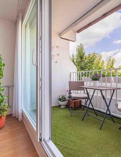 Smoovio toló erkélyajtó Újpesten, terasz bútorokkal