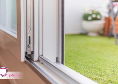 Smoovio toló erkélyajtó vasalata és sínrendszere Újpesten