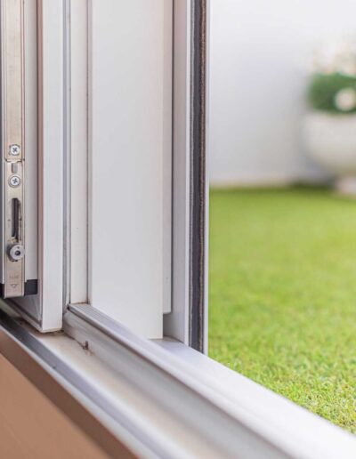 Smoovio toló erkélyajtó vasalata és sínrendszere Újpesten