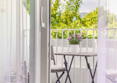 Smoovio erkélyajtó Budapesten, virágos teraszra nyílik