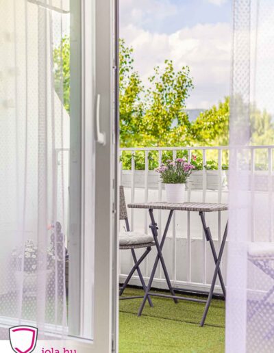 Smoovio erkélyajtó Budapesten, virágos teraszra nyílik