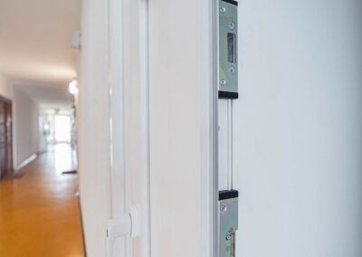 Smoovio toló erkélyajtó zárrendszere Újpesten, fehér kerettel