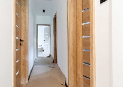 Acél Plus Bocskai 3 bejárati ajtó, beépítés Budapesten, nebraszka tölgy beltéri ajtóval