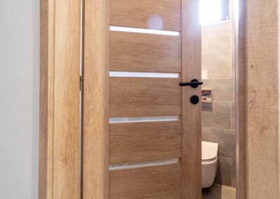 Rhino Q-1 beltéri ajtó, nebraszka tölgy, savmart üveggel, Budapest