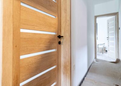 Rhino Q-1 beltéri ajtó nebraszka tölgy, savmart üveggel, Budapesten