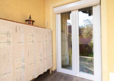 Pusztaszabolcsi fehér tokos ablak, ajtó, redőny beépítés