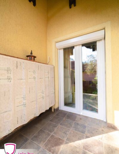 Pusztaszabolcsi fehér tokos ablak, ajtó, redőny beépítés