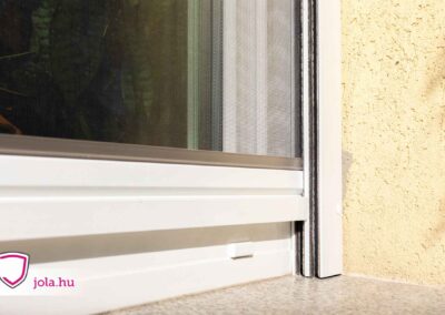 Pusztaszabolcsi ablak, szúnyoghálóval