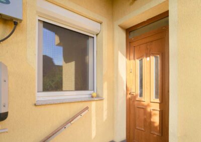 Pusztaszabolcsi fa bejárati ajtó és ablak redőnnyel