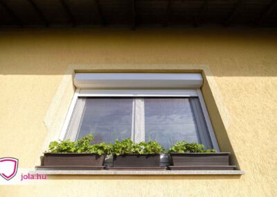 Pusztaszabolcsi ablak redőnnyel beépítve, virágládával