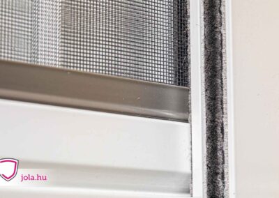 Pusztaszabolcsi ablakkeret kefés tömítéssel, szúnyoghálóval