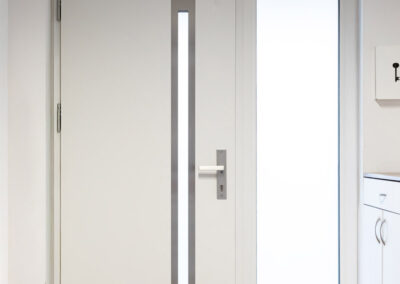 Acél Plus Wels bejárati ajtó üvegezett betéttel Fóton