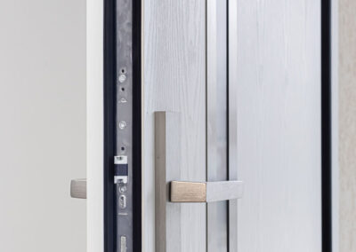 Acél Plus Wels ajtó kilincs és zárszerkezet részlet Fóton, fehér ajtószárny.