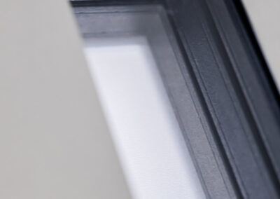 Acél Plus Wels ajtó keret részlet Fóton, fehér bejárati ajtó.