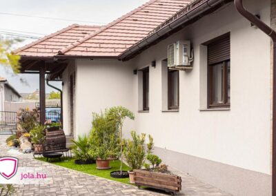 Őcsényi családi ház ablakai és redőnyei redőnnyel és garázskapuval JOLA Szekszárdtól