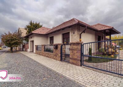 Őcsényi családi ház redőnnyel, bejárati ajtóval és garázskapuval JOLA Szekszárdtól