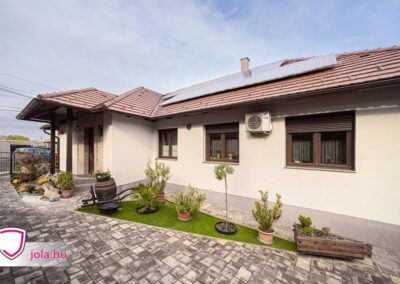 Őcsényi családi ház új ablakai, redőnye és garázskapuja JOLA Szekszárdtól