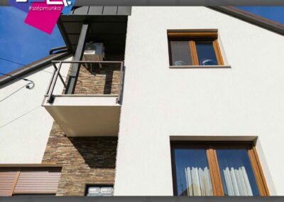 Aranytölgy színű, modern homlokzati nyílászárók Dunaújvárosban, redőnyökkel.