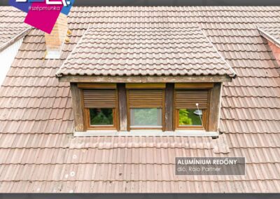 Miskolci tetőablak redőnnyel, fa keretben, dió színben