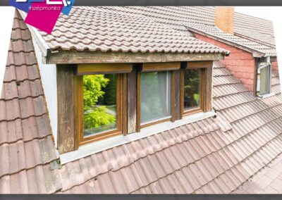 Miskolci tetőtéri bukó-nyíló ablak és váltószárnyas erkélyajtó.