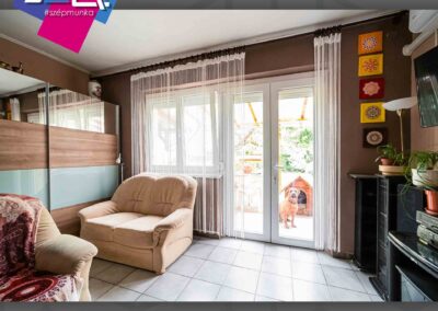 Miskolci erkélyajtó és bukó-nyíló ablak, kertre néző kilátással