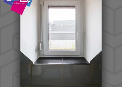 Tokosztott ablak redőnnyel Miskolcon, kerámia falburkolattal