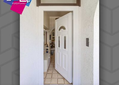 Europa 3 fehér műanyag bejárati ajtó beépítése Cegléden.