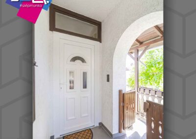 Europa 3 műanyag bejárati ajtó Cegléden, Kömmerling rendszerű, klasszikus forma.